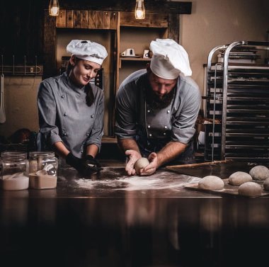 Bir fırın ekmek pişirmeye asistanı öğretim Şef.