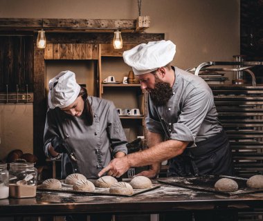 Bir fırın ekmek pişirmeye asistanı öğretim Şef.