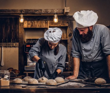 Ekmek pişirme master class. Şef mutfak pişirme test hazır örnekleri gösterilen asistanı ile.