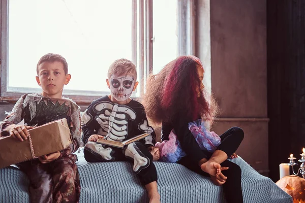 Tres Niños Multirraciales Con Disfraces Aterradores Leyendo Historias Terror Mientras —  Fotos de Stock