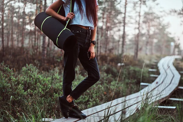 자른된 사진 관광 여자의 아름 다운 숲에서 나무 보도에 서 있는 동안 스마트폰 보유. — 스톡 사진