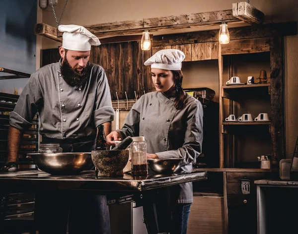 Şef Yardımcısı fırın ekmek pişirmeye öğretim.