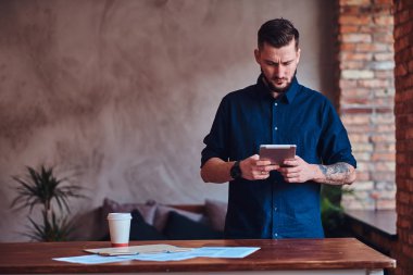 Sakallı yakışıklı tablet çatı iç Office ile çalışma.