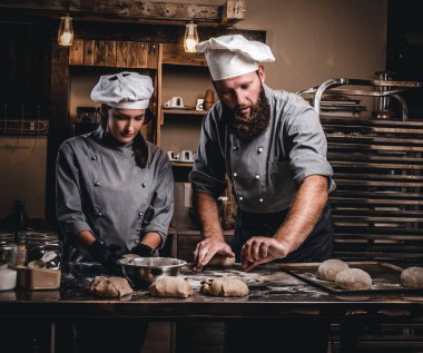 Bir fırın ekmek pişirmeye asistanı öğretim Şef.