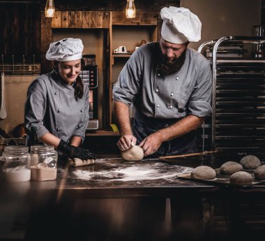 Bir fırın ekmek pişirmeye asistanı öğretim Şef.