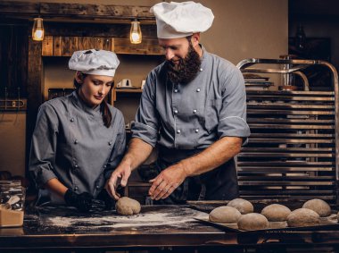 Bir fırın ekmek pişirmeye asistanı öğretim Şef.