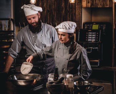 Aşçı yardımcısı un bir kasenin içine dökülen..