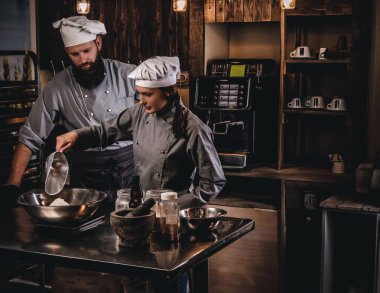 Aşçı yardımcısı un bir kasenin içine dökülen..