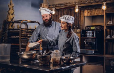 Aşçı yardımcısı un bir kasenin içine dökülen..