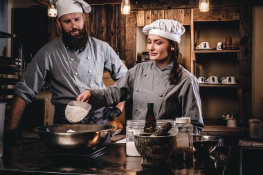 Aşçı yardımcısı un bir kasenin içine dökülen..