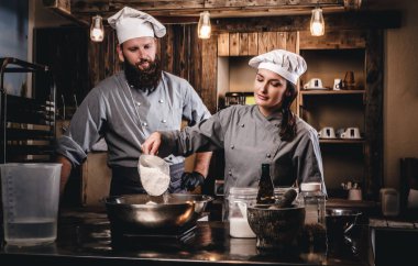 Aşçı yardımcısı un bir kasenin içine dökülen..