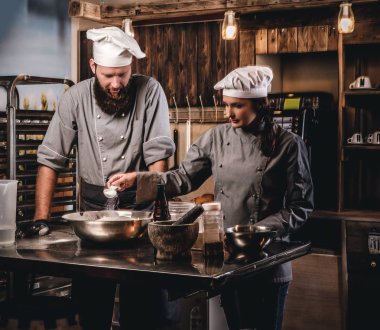 Aşçı yardımcısı susam bir kasenin içine dökülen..