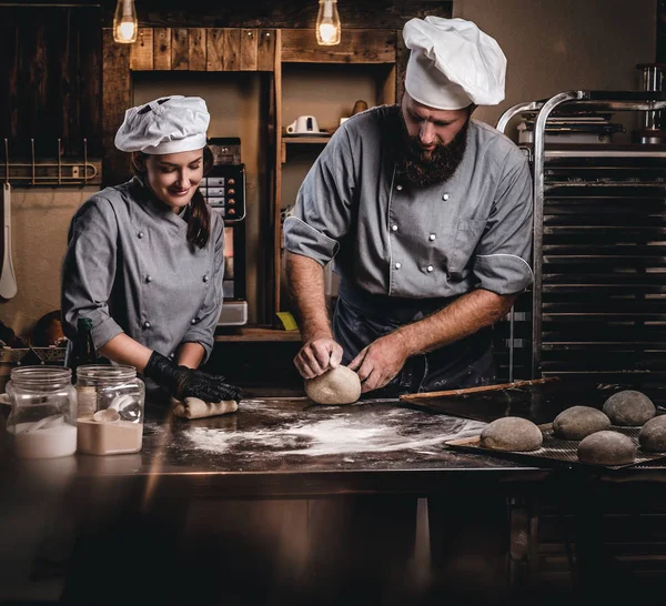 Bir fırın ekmek pişirmeye asistanı öğretim Şef.