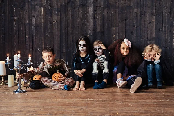 그룹 아이 들과 함께 할로윈 파티 함께 오래 된 집에 나무 바닥에 앉아. 할로윈 개념. — 스톡 사진
