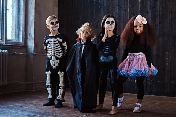 Grupo de niños disfrazados durante la fiesta de Halloween en una casa vieja . —  Fotos de Stock