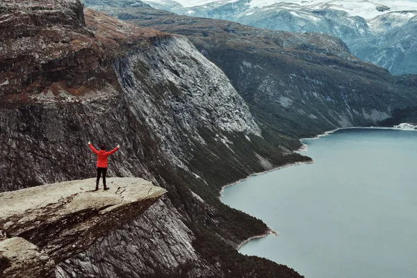 Τουριστική γυναίκα να στέκεται στην του χώρου (Trolltunga) και απολαμβάνει την όμορφη θέα του στα νορβηγικά φιόρδ. — Φωτογραφία Αρχείου