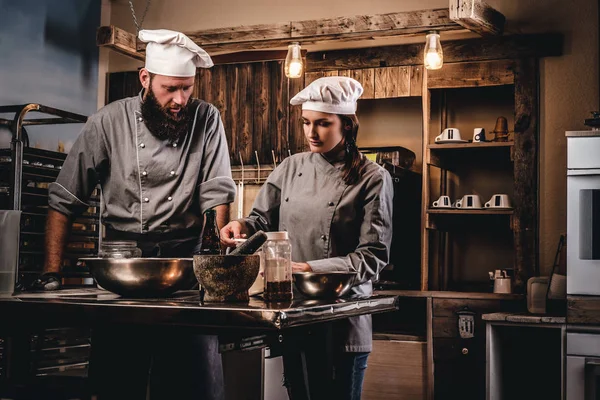 Şef Yardımcısı fırın ekmek pişirmeye öğretim.