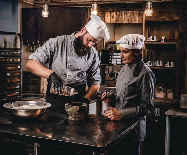 Chef vierte sésamo en un mortero. Clase de cocina en panadería . —  Fotos de Stock