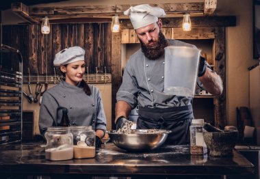 Chef malzemeler hamur için karışımları. Şef Yardımcısı fırın ekmek pişirmeye öğretim.