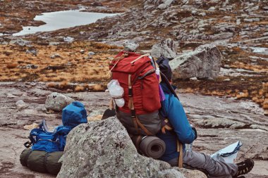 Norveç dağlarında seyahat ederken durdurmak turist.