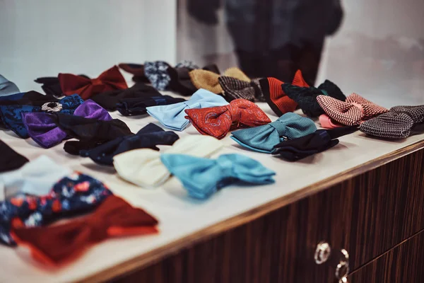 Різні кольори шовкової краватки на столі в магазині чоловічого одягу . — стокове фото