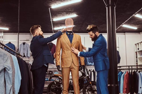 两个时尚的店员优雅的穿着在男装店工作. — 图库照片
