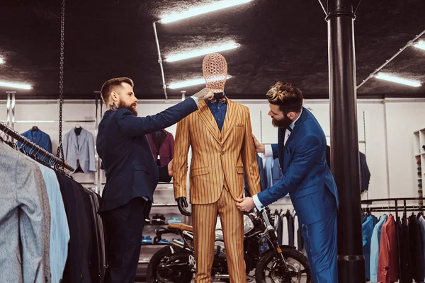Deux assistants de magasin élégants élégamment habillés travaillant dans un magasin de vêtements pour hommes . — Photo