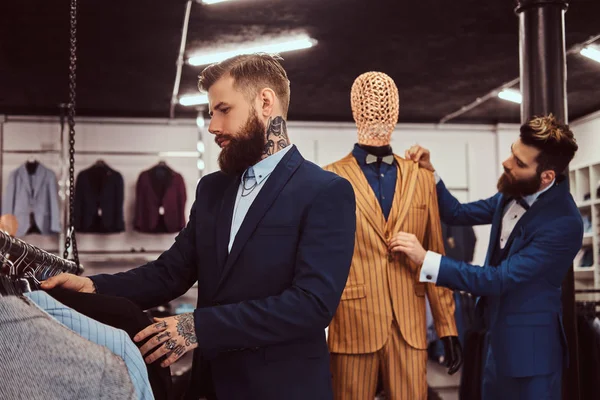 Dois Assistentes Loja Elegantemente Vestidos Trabalhando Loja Moda Masculina — Fotografia de Stock