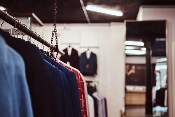 Foto di un rack con giacche tuta in un negozio di abbigliamento maschile . — Foto Stock