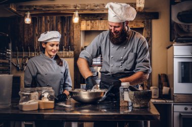 Mutfakta hamur yoğurma Şef. Şef Yardımcısı fırın ekmek pişirmeye öğretim.