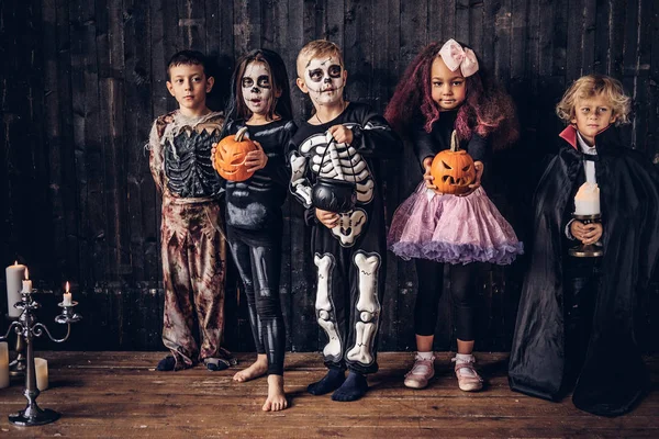 Grupo de niños disfrazados durante la fiesta de Halloween en una casa vieja . — Foto de Stock