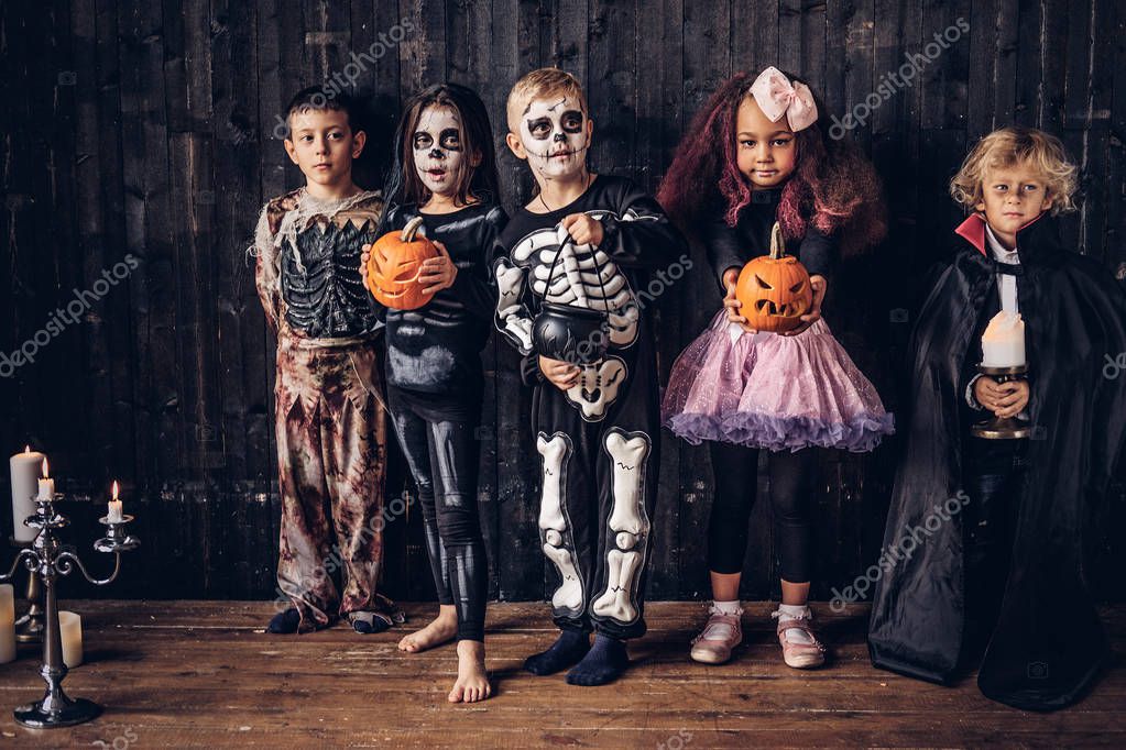 Grupo de niños disfrazados durante la fiesta de Halloween en una