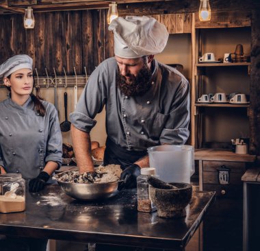 Mutfakta hamur yoğurma Şef. Şef Yardımcısı fırın ekmek pişirmeye öğretim.