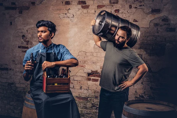 Dos Cerveceros Patio Trasero Antigua Cervecería Noche Después Duro Trabajo — Foto de Stock