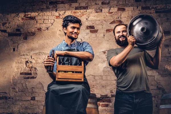 Dos cerveceros en el patio trasero de la antigua cervecería en la noche después de un duro trabajo . — Foto de Stock