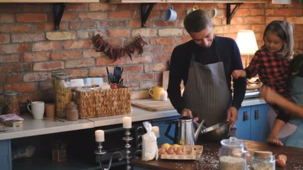 Familie samen koken ontbijt in loft-stijl keuken. — Stockvideo