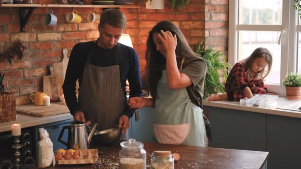 Familie samen koken ontbijt in loft-stijl keuken. — Stockvideo