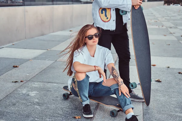 Unga Hipster Flicka Sitter Longboard Medan Hennes Pojkvän Som Står — Stockfoto