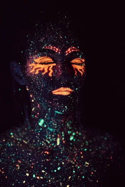 Porträtt av en flicka målade i fluorescerande pulver. Halloween-konceptet. — Stockfoto