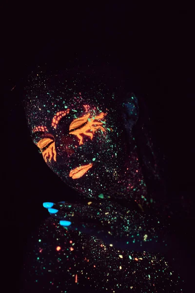 Bir kız portresi floresan toz boyalı. Cadılar Bayramı kavramı. — Stok fotoğraf