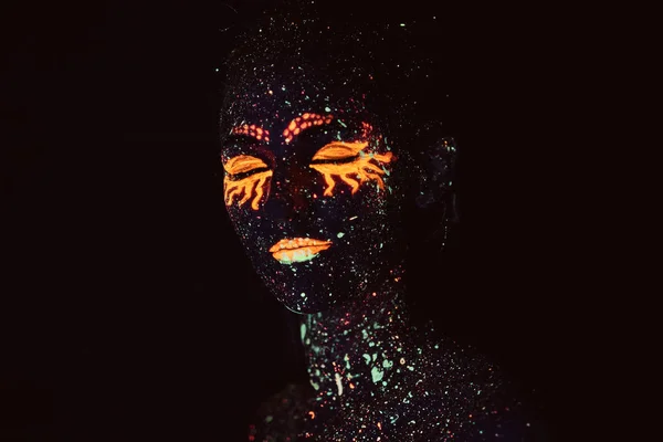 Портрет дівчини, намальованої флуоресцентною порошкою. концепція Хеллоуїна . — стокове фото