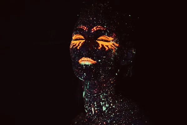 Портрет дівчини, намальованої флуоресцентною порошкою. концепція Хеллоуїна . — стокове фото