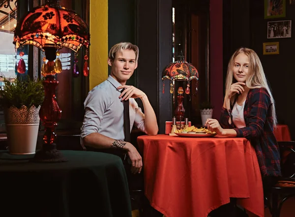 매력적인 커플 멕시코 레스토랑에서 데이트 중 나 초를 먹는. — 스톡 사진