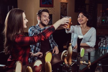 Mutlu çok ırklı arkadaşlar bira bar veya pub ile bir tost ekmegi.