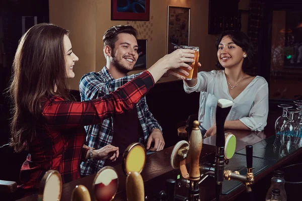 Fröhliche Multirassische Freunde Die Mit Bier Der Bar Oder Der — Stockfoto