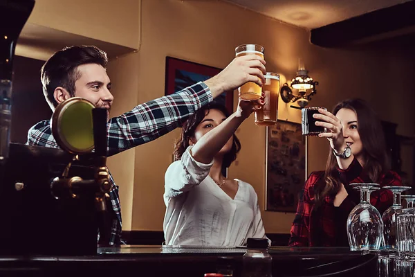 Fröhliche multirassische Freunde, die mit Bier in der Bar oder Kneipe anstoßen. — Stockfoto