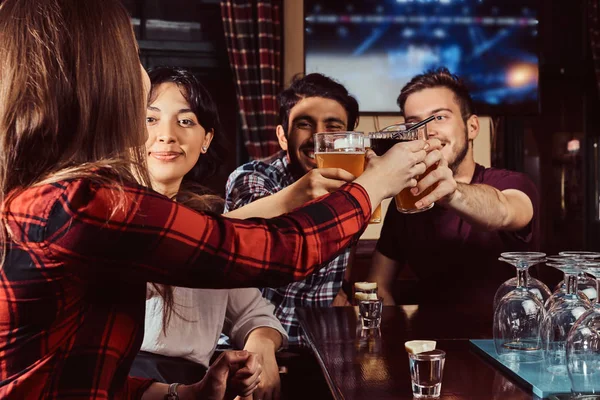 Gruppe Fröhlicher Multiethnischer Freunde Die Mit Bier Der Bar Oder — Stockfoto
