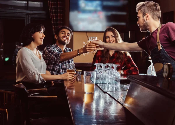 Gruppo di amici multirazziali felici che fanno un brindisi con birra al bar o al pub . — Foto Stock