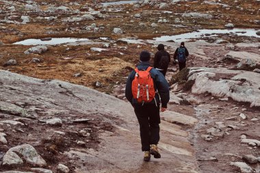 Grup ile sırt çantaları, yürüyüşçü dağlarda izleme.
