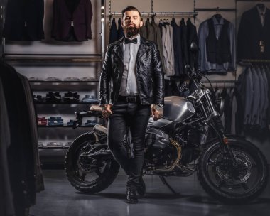 Siyah deri ceket ve kravat giyinmiş şık dövmeli sakallı adam ile retro poz motosiklet Erkek Giyim Mağazası, spor.